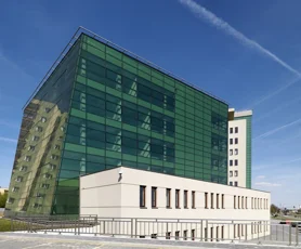 Przeszklenia w obiektach publicznych - kluczowe parametry i najczęstsze pułapki projektowe